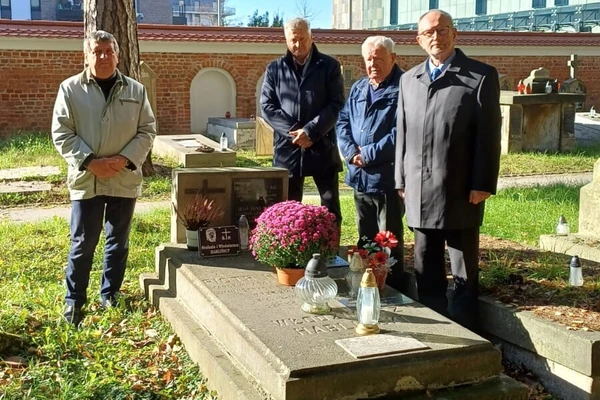 zdjęcie z cmentarza 2024