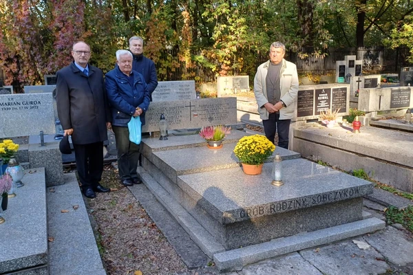 zdjęcie z cmentarza 2024